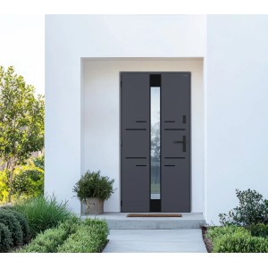Nowoczesne szare drzwi wejściowe ze szklaną wstawką i poziomymi elementami dekoracyjnymi na tle białej ściany domu.