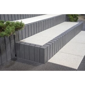 Schodkowe schody ogrodowe z szarymi palisadami t.b.t. jako obrzeżem.