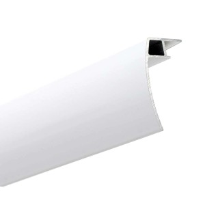 Zbliżenie na biały karnisz aluminiowy.