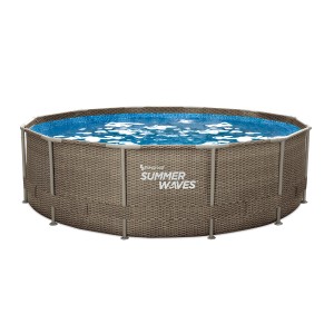 Okrągły basen ze stalową ramą i efektem rattanu, wypełniony wodą.