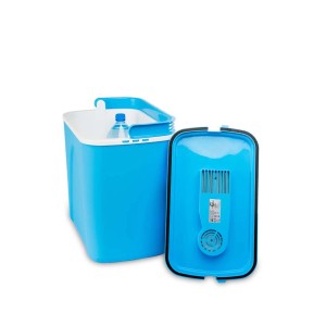 Niebieski przenośny lodówka turystyczna, z otwartą pokrywą i butelką wody w środku.