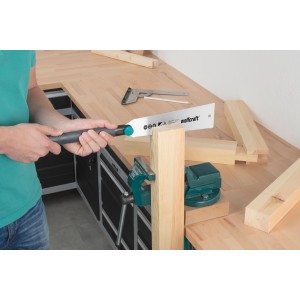 Piła japońska Wolfcraft (240 mm) w akcji: Drewno jest zaciskane i piłowane.