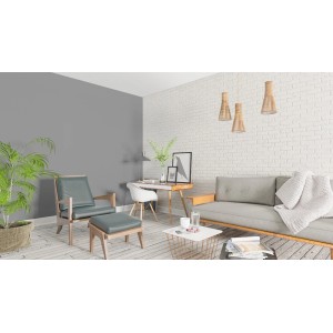 Salon z szarą farbą na ścianach i białą ścianą z cegły, wyposażony w sofę, fotel i biurko.