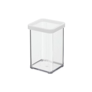 Przezroczysty pojemnik na żywność t.b.t. z białą pokrywką.