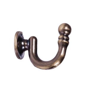 Metalowy haczyk do zasłon w kolorze brązu do karniszy, zbliżenie.