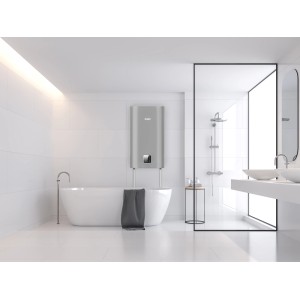 Nowoczesny, srebrny bojler t.b.t. w minimalistycznej łazience.