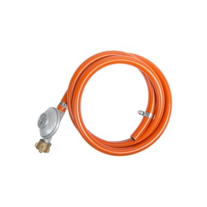 Pomarańczowy wąż gazowy z reduktorem do grilla, akcesorium.