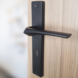 Czarna klamka do drzwi na drewnianych drzwiach, model t.b.t.