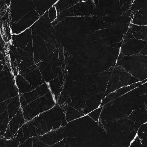 Czarna płytka podłogowa z efektem marmuru.