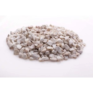 Jasny żwir ozdobny, idealny do ogrodu i architektury krajobrazu.