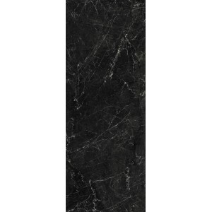 Czarna płytka podłogowa z efektem marmuru.