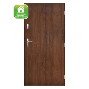 Brązowe drzwi zewnętrzne z srebrną klamką i zamkiem. Skrzydło drzwiowe imitujące drewno.