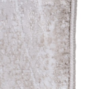 Zbliżenie jasnego, puszystego dywanu shaggy.