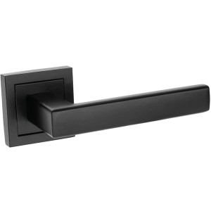 Czarna, kwadratowa klamka do drzwi wewnętrznych.