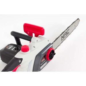 Elektryczna piła łańcuchowa t.b.t. z białą obudową i czerwonym uchwytem.