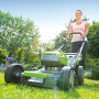 Kobieta używa akumulatorowej kosiarki LUX 40V z 2 akumulatorami w ogrodzie.
