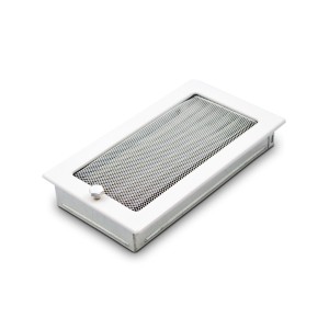 Biała, prostokątna kratka kominkowa z drobną metalową siatką, akcesoria kominkowe.