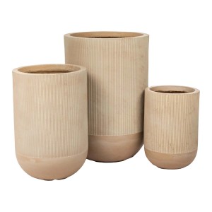 Zestaw trzech beżowych doniczek t.b.t. z żebrowaną powierzchnią do użytku wewnątrz i na zewnątrz.