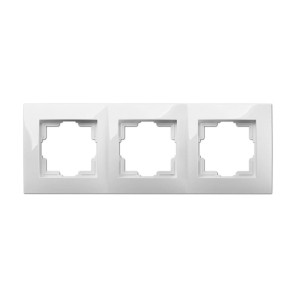 Biała potrójna ramka do włączników i gniazdek.