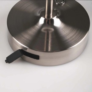 Zbliżenie metalowej podstawy lampy stołowej. Element dekoracyjny.