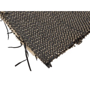 Zbliżenie czarnej folii/włókniny o tkanej strukturze.