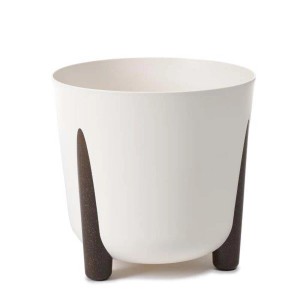 Biała doniczka t.b.t. z brązowymi nóżkami do użytku wewnętrznego.