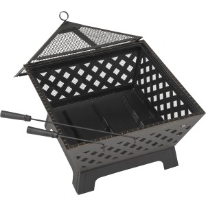 Czarne palenisko Landmann z osłoną przeciwiskrową i pogrzebaczem.