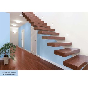 Pokój dzienny z farbą ścienną w kolorze jasnoniebieskim i drewnianymi schodami. Kolorowe farby ścienne do wnętrz.