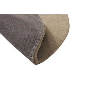 Zbliżenie beżowego dywanu z długim włosiem, z ostrością na krawędzi.