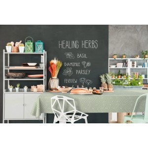 Stół z jasnozielonym obrusem t.b.t. w zygzak.