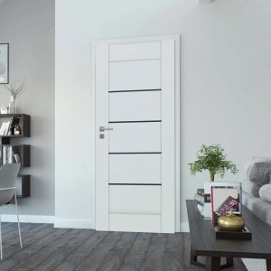 Białe drzwi wewnętrzne z czterema czarnymi paskami dekoracyjnymi i srebrną klamką.