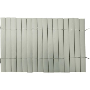 Szara mata ogrodzeniowa t.b.t. wykonana z wąskich, pionowych listew, połączonych drutem.