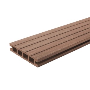 Brązowa deska tarasowa t.b.t. z rowkowaną powierzchnią i profilem komorowym.
