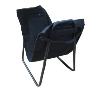 Czarne krzesło t.b.t. z metalową ramą. Wygodne siedzisko do użytku wewnątrz i na zewnątrz.