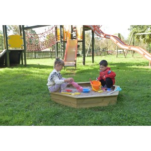 Dzieci bawią się w drewnianej piaskownicy z kategorii Piaskownice z zabawkami do piasku.
