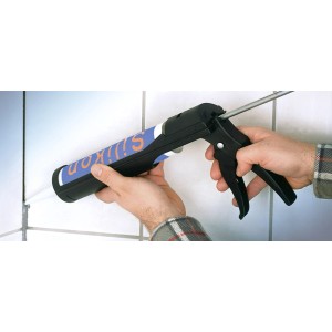 Pistolet do kartuszy LUX Comfort nakłada silikon na płytki.