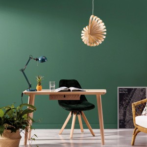 Domowe biuro z zieloną pomalowaną ścianą, biurkiem, krzesłem i dekoracją. Farba do ścian t.b.t.