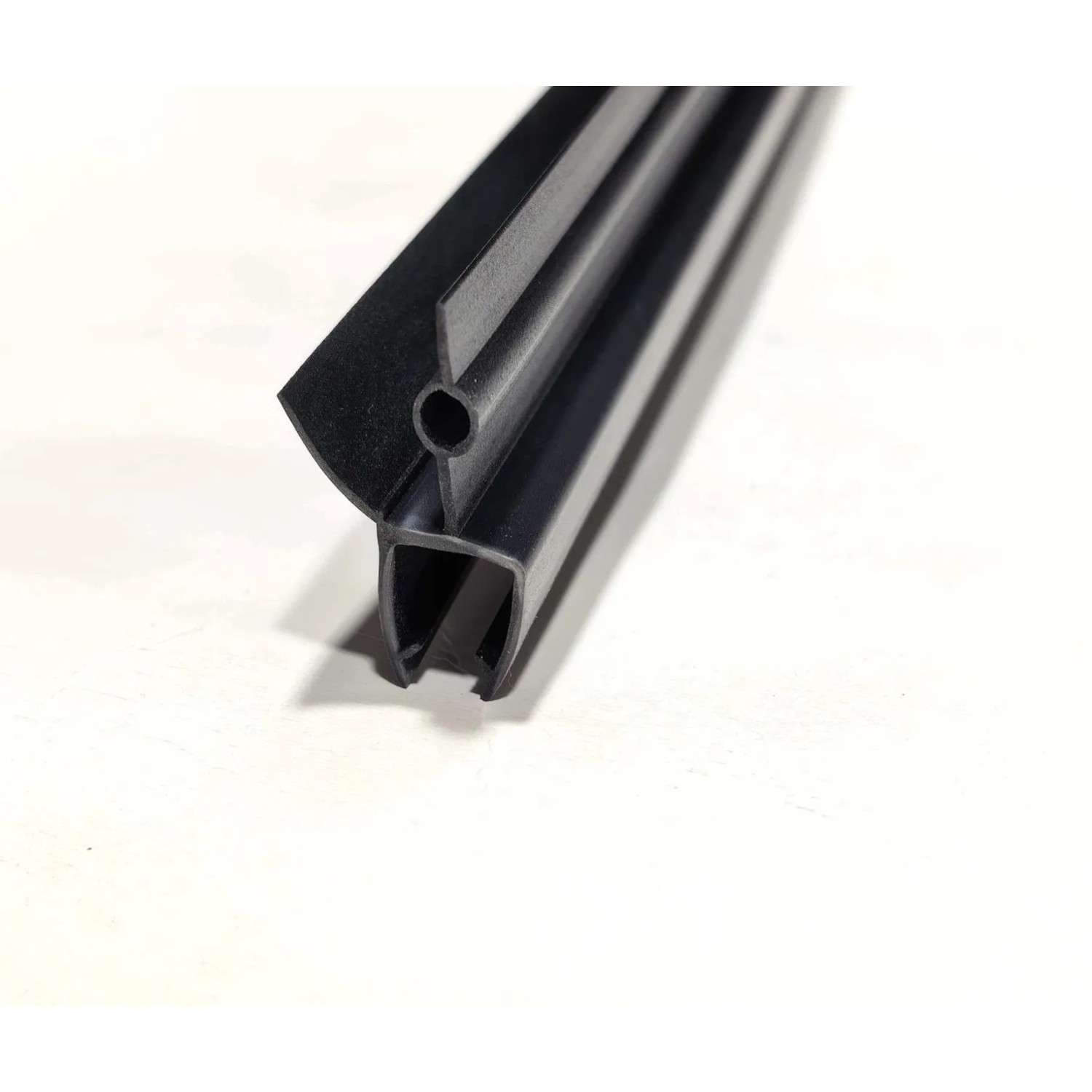 Uszczelka okapnikowa 8mm czarna 100x2,5x1 cm
