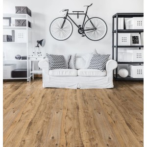 Jasna scena salonu z wykładziną PCV t.b.t. w wyglądzie drewna.