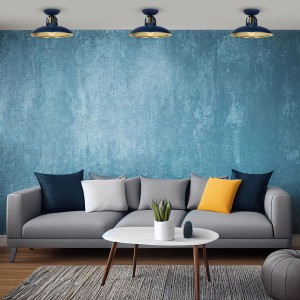 Trzy niebieskie lampy wiszące t.b.t. nad salonem.