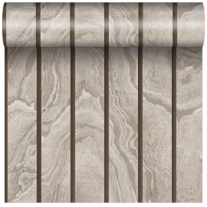 Rolka tapety imitującej drewno z brązowymi akcentami. Dekoracyjne pokrycie ścian do salonu.