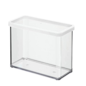 Przezroczysty pojemnik na żywność z białą pokrywką.