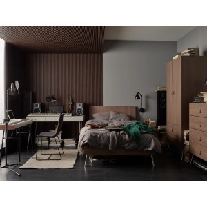 Nowoczesna sypialnia z brązowymi panelami ściennymi, łóżkiem, biurkiem i sprzętem muzycznym.