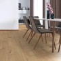 Jasne panele podłogowe laminowane t.b.t. ułożone w salonie.