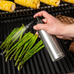 Spray do grilla ze szparagami i kolbami kukurydzy na ruszcie. Akcesoria do grilla.