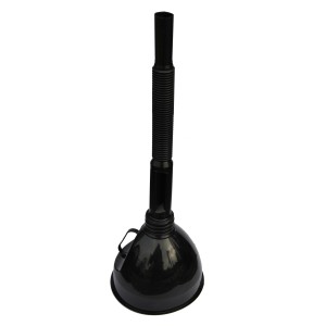 Czarny lejek do akcesoriów do pił łańcuchowych z elastyczną szyjką.