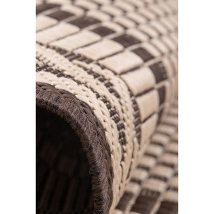 Zbliżenie brązowo-beżowego dywanu z krótkim włosiem t.b.t. w szachownicę.