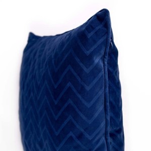 Niebieska poduszka dekoracyjna t.b.t. ze wzorem zygzak do salonu i sypialni.