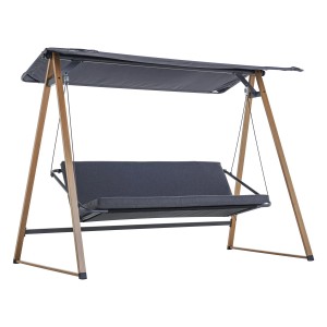 Szara huśtawka ogrodowa z daszkiem, drewniana rama. Wygodne miejsce do siedzenia w ogrodzie.