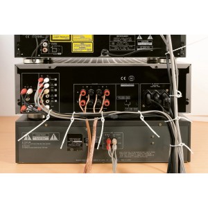 Kable spięte czarnymi, wielokrotnego użytku opaskami kablowymi (200 mm, 25 szt.).